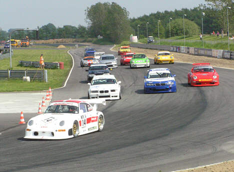 Starten er gået til 1. heat. Schönemann foran (f.v) Danny Rasmussen, Michael Outzen og Pål Berg. (Foto: Motorsporten.dk)